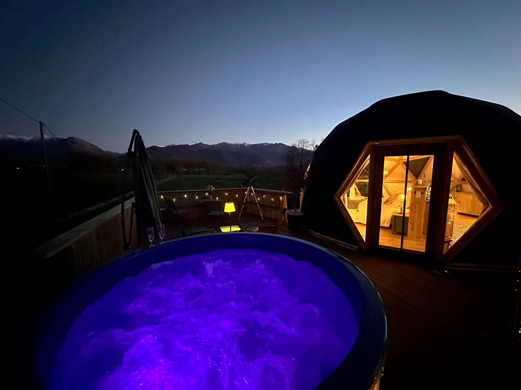 Bain nordique illuminé pour une expérience nocturne encore plus envoûtante