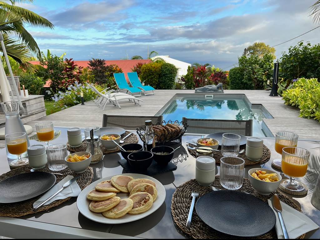Petit-déjeuner  fait maison, face piscine et océan