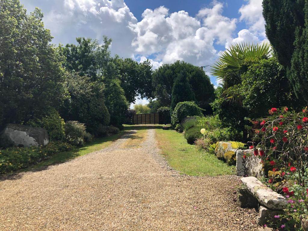 gîte de kergavan - jardin vers le gite