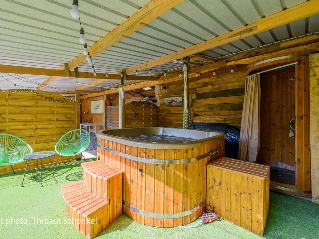Espace bien-être : bain nordique avec eau chauffée à 38°C et douche extérieure. crédit photo Thibaut Schenkel