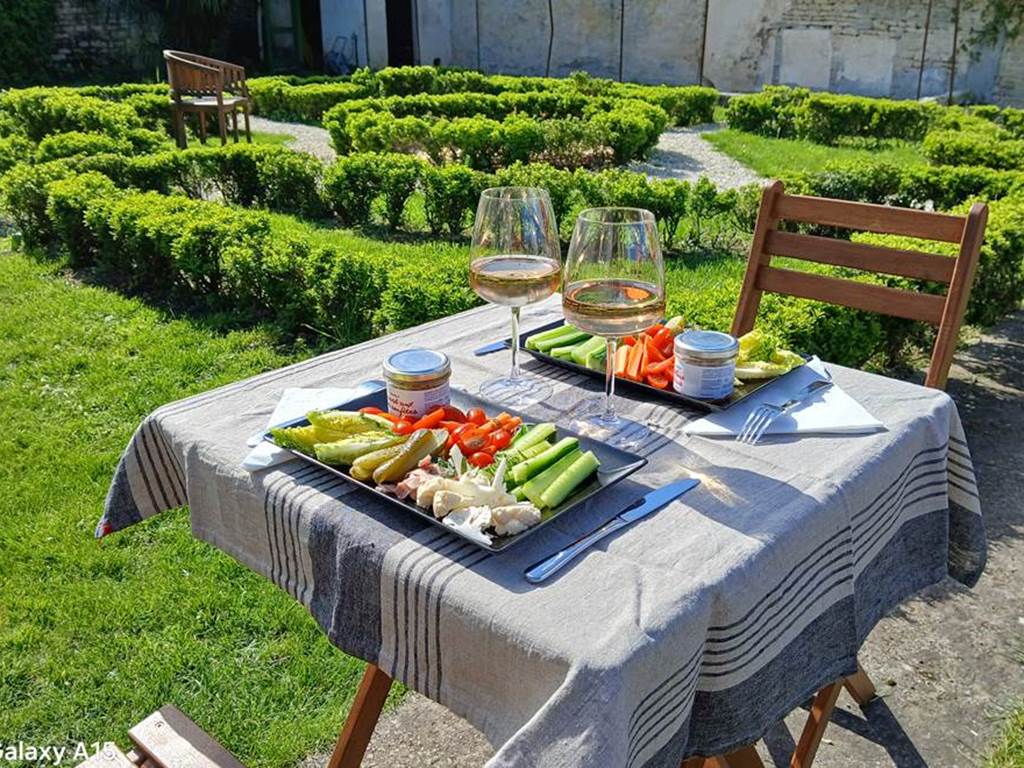 Déjeuner dans le jardin