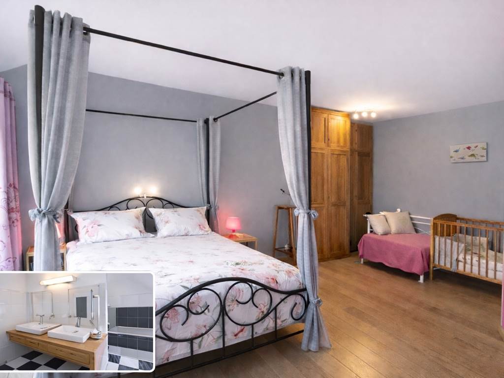 Chambre familiale : 2 Adultes- 2 Adolescents - 1 bébé - sdb ; baignoire - 2 lavabos - wc