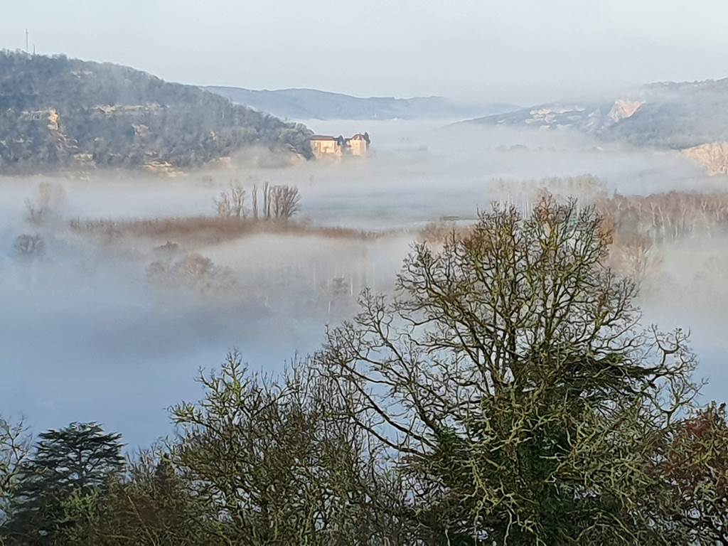 Chateau flottant sur une mer de nuages