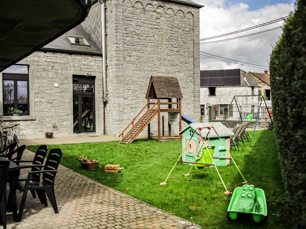 Terrasse couverte, jardin clos et les jeux de jardin