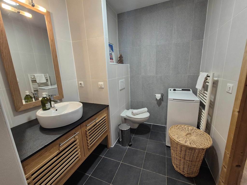 Salle de bain avec lave linge - Le Tourmalin