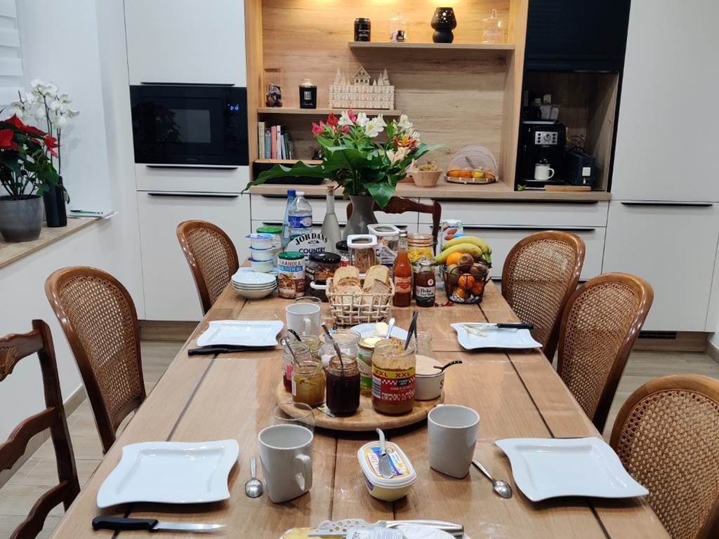 table petit dej avec buffet 1225