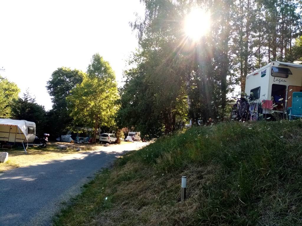 camping-la-perle-creuse-emplacements nus2