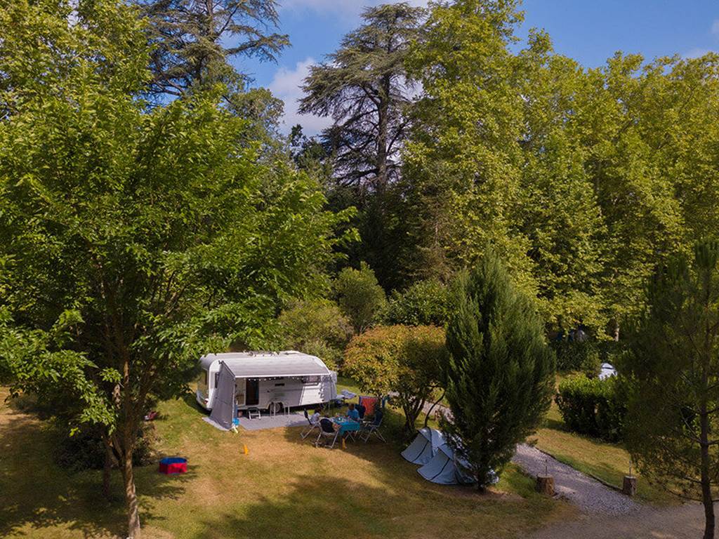 Camping-chateau-le-haget-kleine-charme-camping-nederlandse-eigenaren-gers-montesquiou-zuid-frankrijk24-e1604313064629