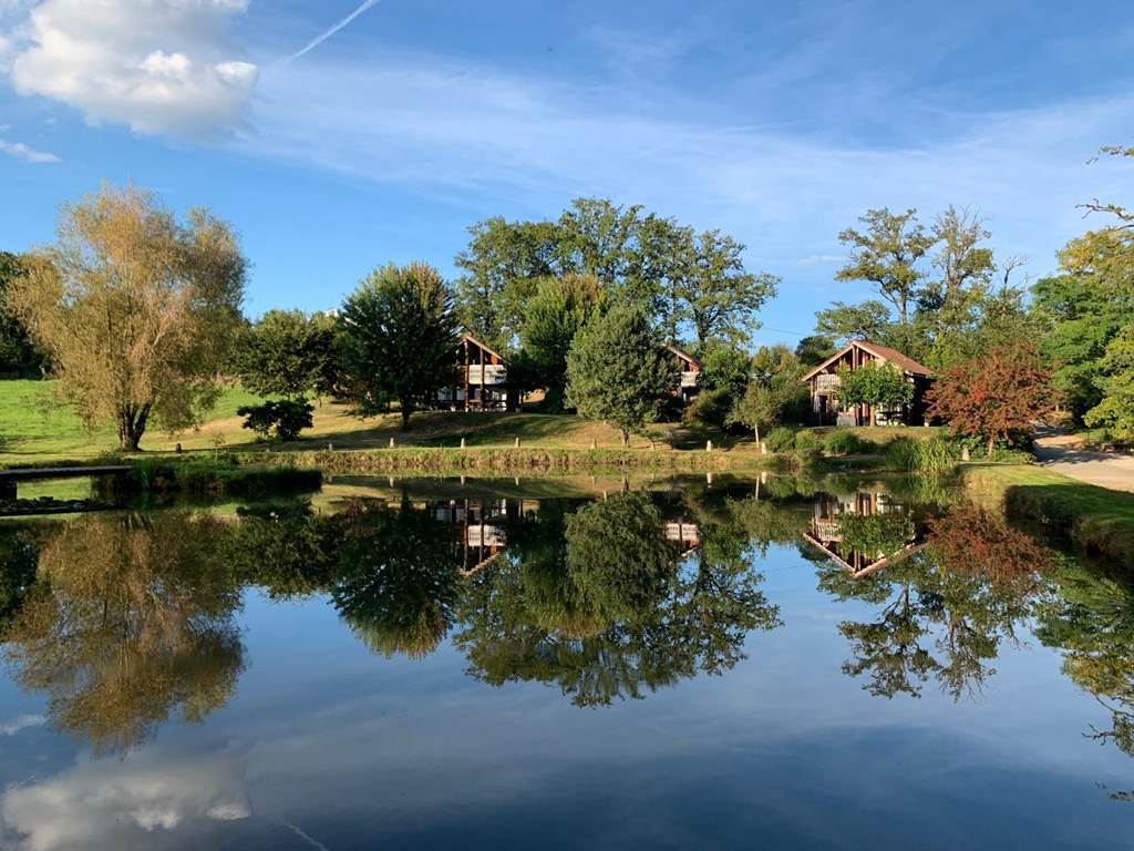 les chalets de meilhac vue du plan d'eau