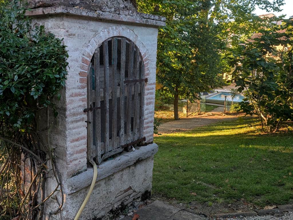 L'allée du puis qui mène à la piscine