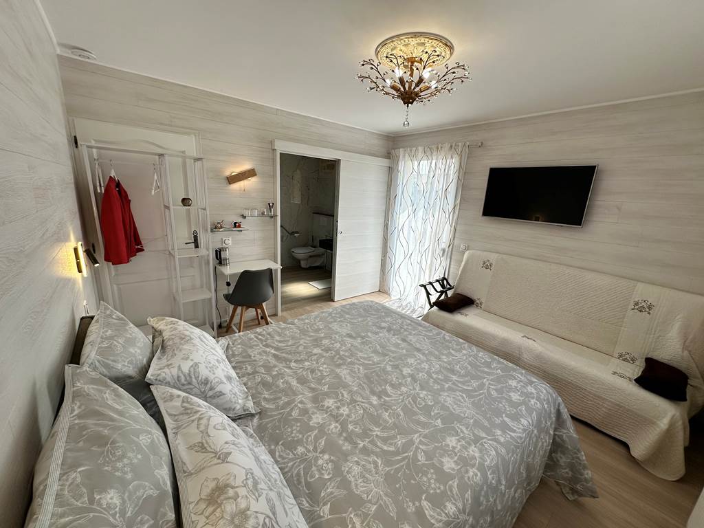 chambre-raphael-lit-queen-size160x200_canapé-2-places_spacieuse_calme_lumineuse-salle-de-bains-privative_mas-des-anges_soussans-margaux_pmr-famille