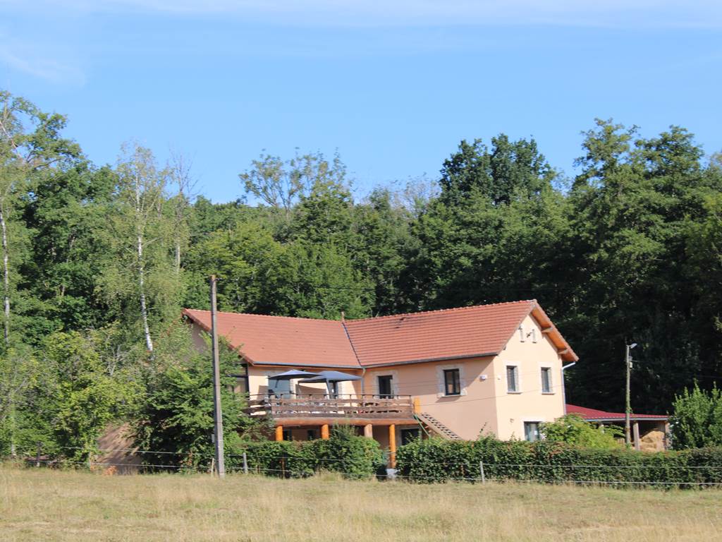 Notre maison d'hôtes située en pleine nature, en bordure de forêt, entourée de bois et de parcs, à 800m du village de Ballay situé à  5 min de Vouziers dans les Ardennes