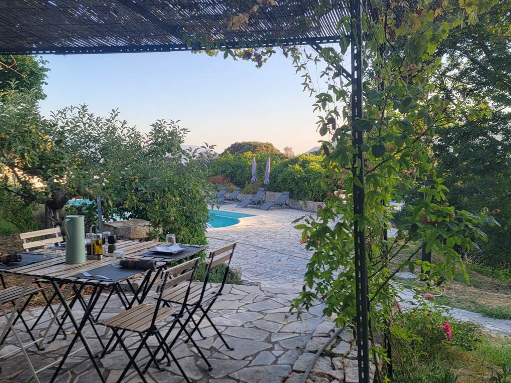 Table de déjeuner ou dîner en extérieur sous la pergola pour une soirée conviviale au Domaine Cardu.