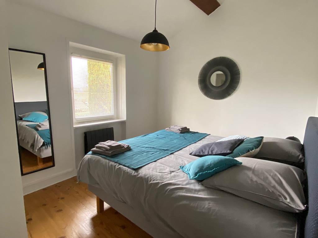 chambre-parentale-lit-double-vacances-charly-proche-lyon