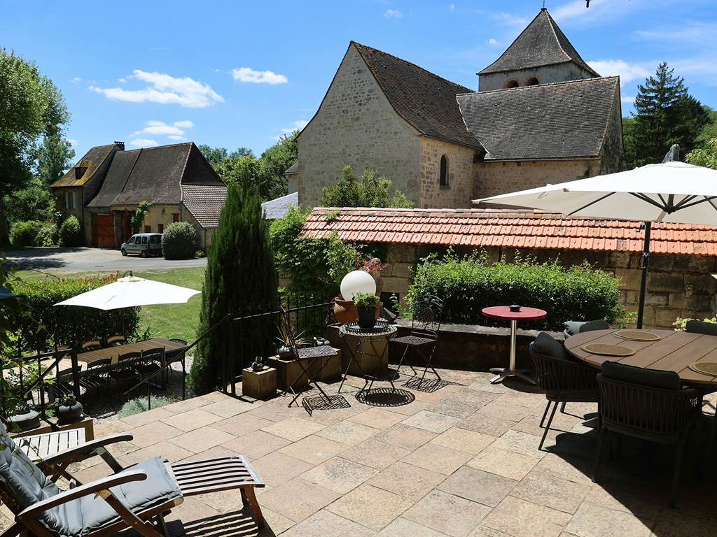 Jardin convivial du Château de Saint-Chamarand : le cadre parfait pour un apéritif entre amis ou une partie de jeu de société en plein air.