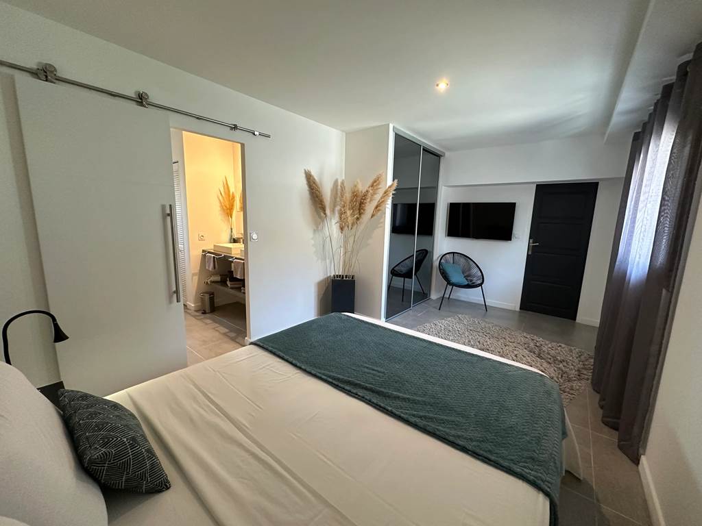 Chambre lumineuse avec vue sur la piscine, pensée pour votre confort