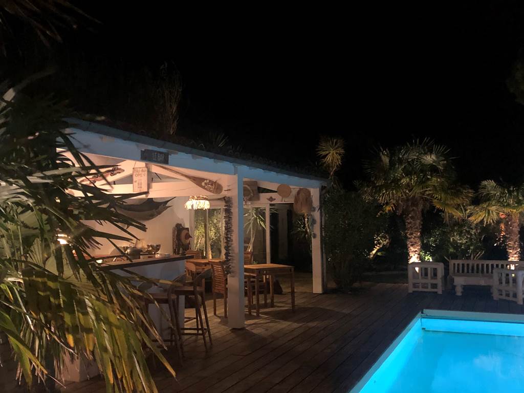 le soir , piscine et bar