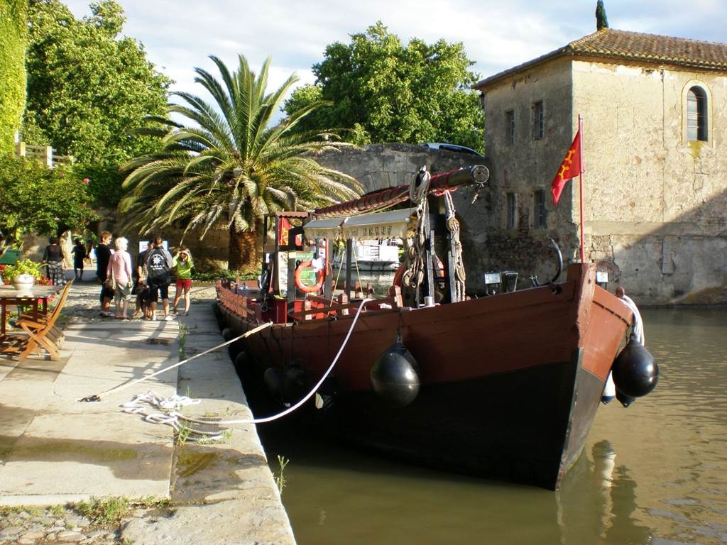 Le Somail, la capitane Gabarre en bois réplique du xix°siècle, Chapelle et pont canal  du Somail