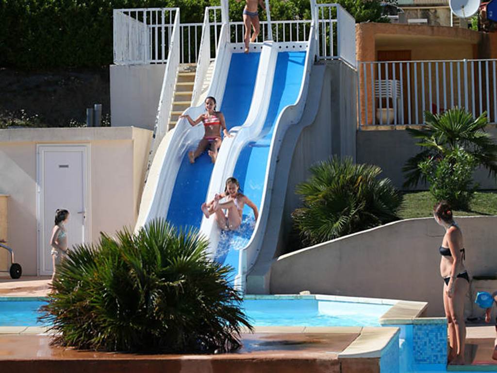 Espace aquatique avec toboggan et balnéo