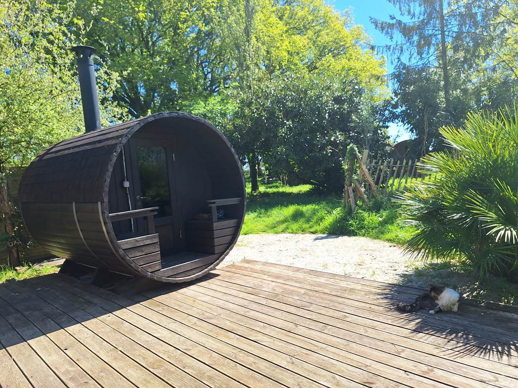 sauna-exterieur-detente-couple-nature-Masserac-Redon.jpg