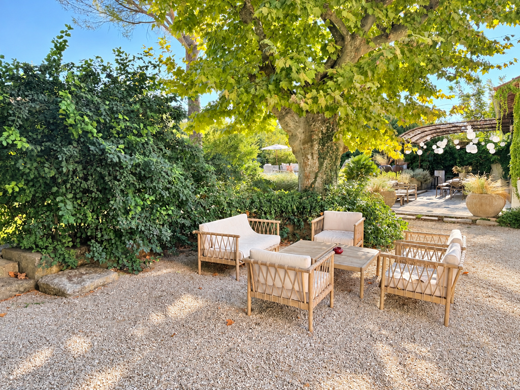 "À l'ombre du grand platane, un salon extérieur pour profiter de la douceur du jardin"