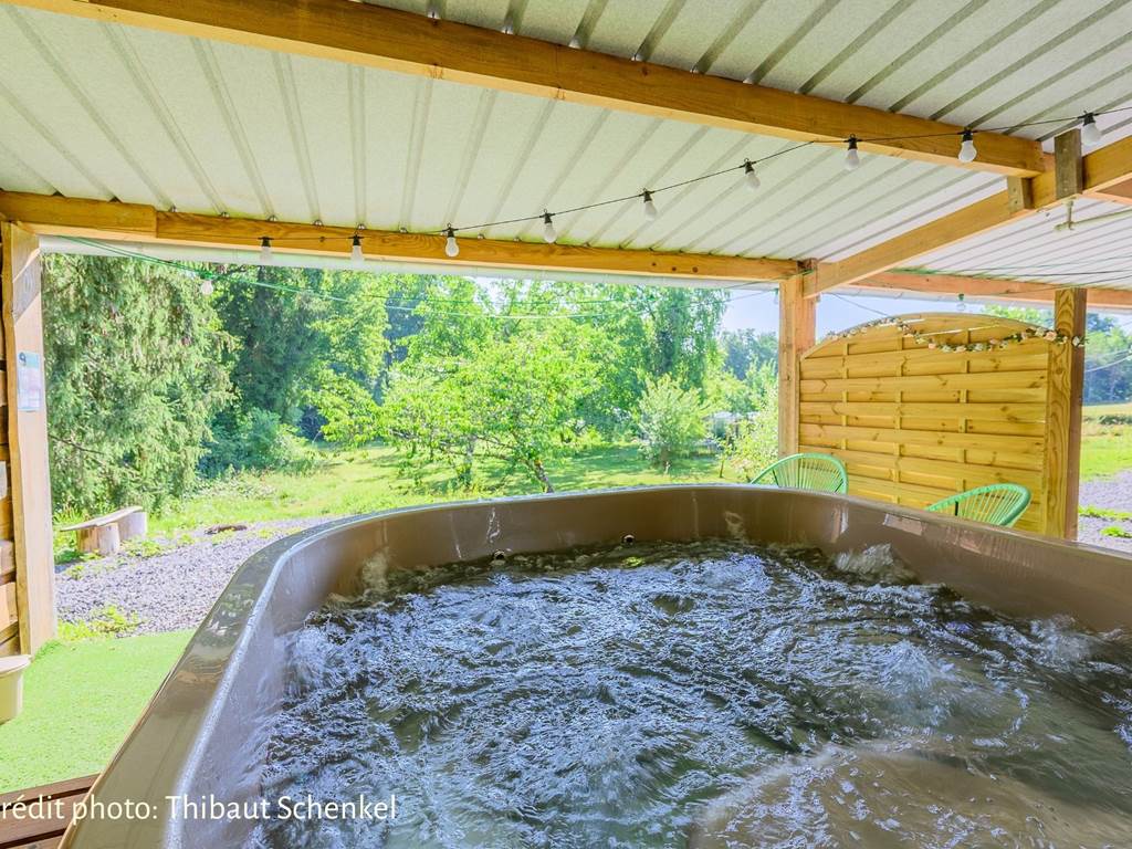 Espace bien-être : bain nordique avec eau chauffée à 38°C et douche extérieure. crédit photo Thibaut Schenkel