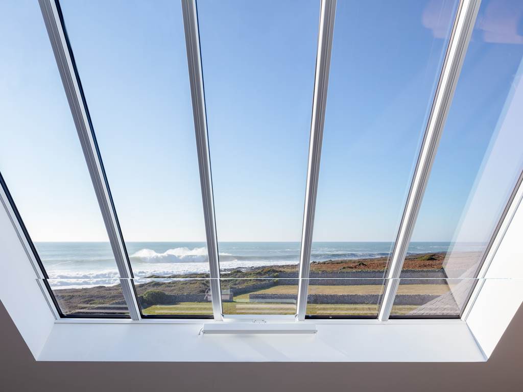 La grande verrière de notre salon mezzanine avec une vue panoramique sur l'océan
