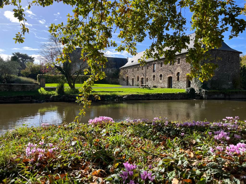 Les vieilles douves fleuries