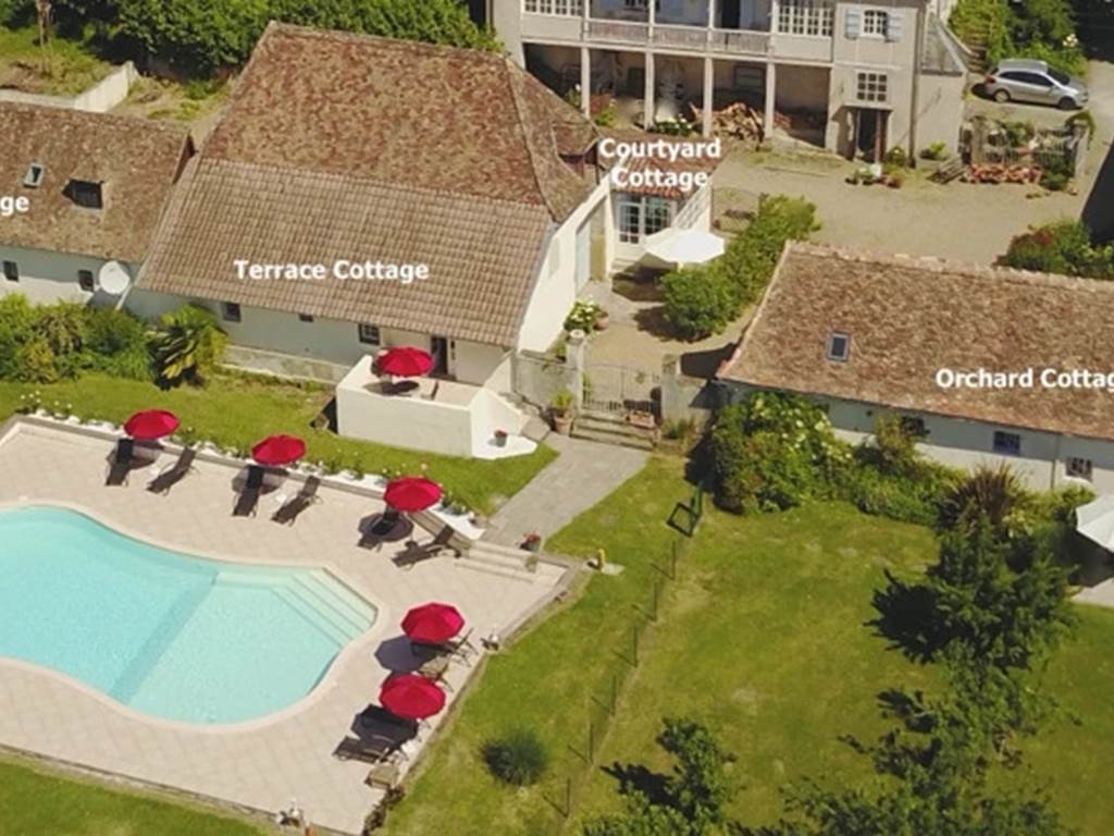 four gites with shared pool, quatre gîtes avec piscine partagée