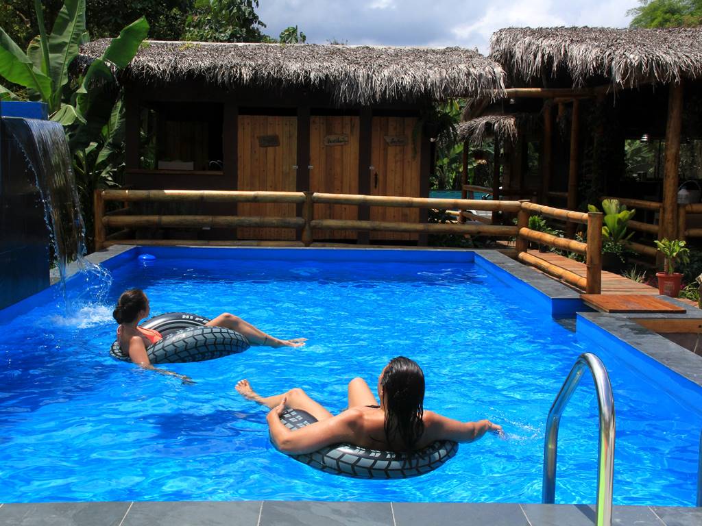 Piscine avec vue sur la montagne