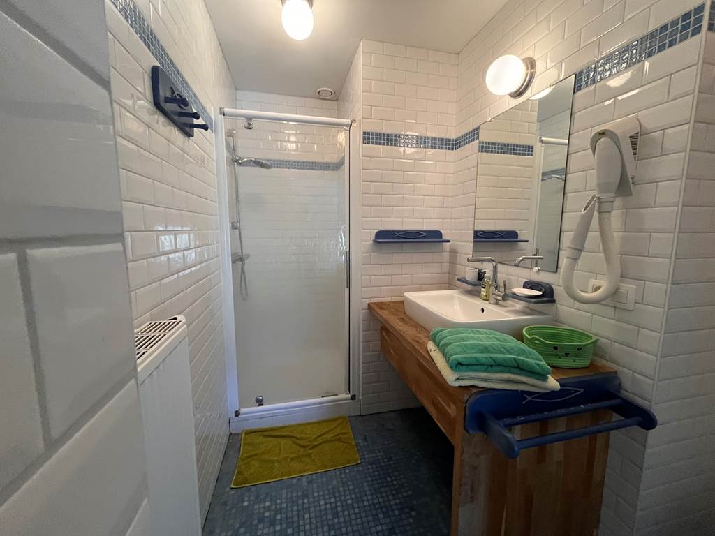 Douche Lavabo WC  privée pour la chambre Blanche