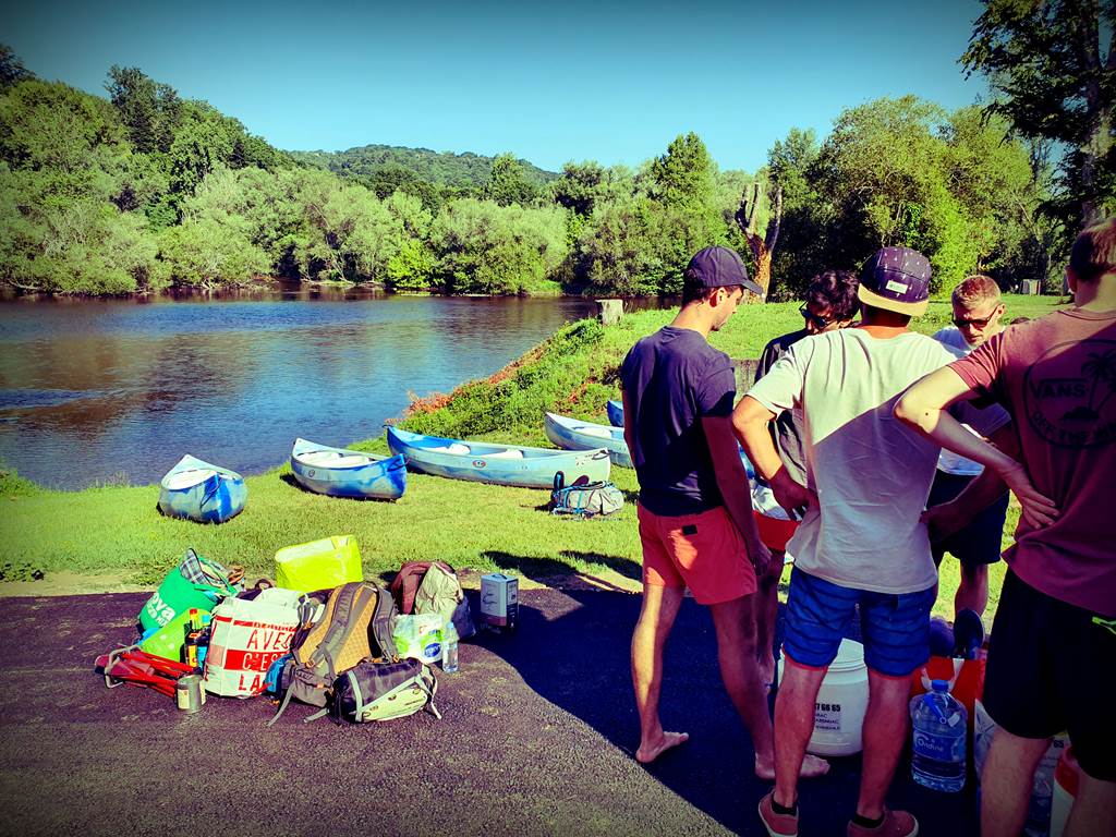 Remplissage des bidons et sacs étanches avant le départ en rando