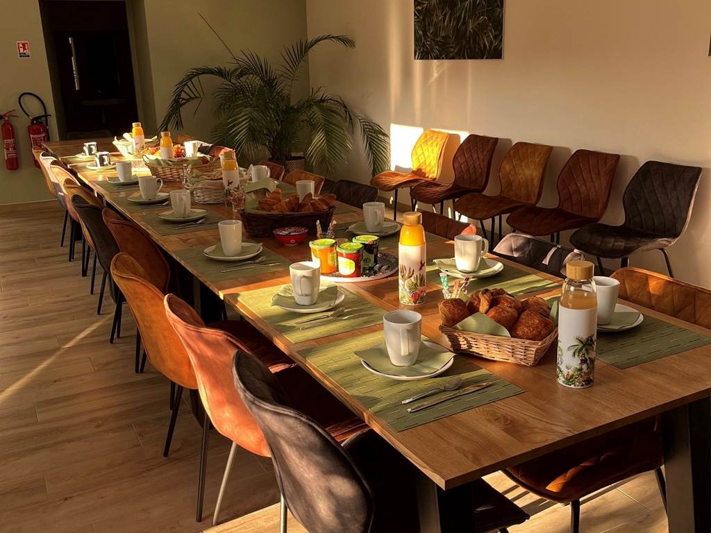 Petits déjeuners servis dans la salle de réception