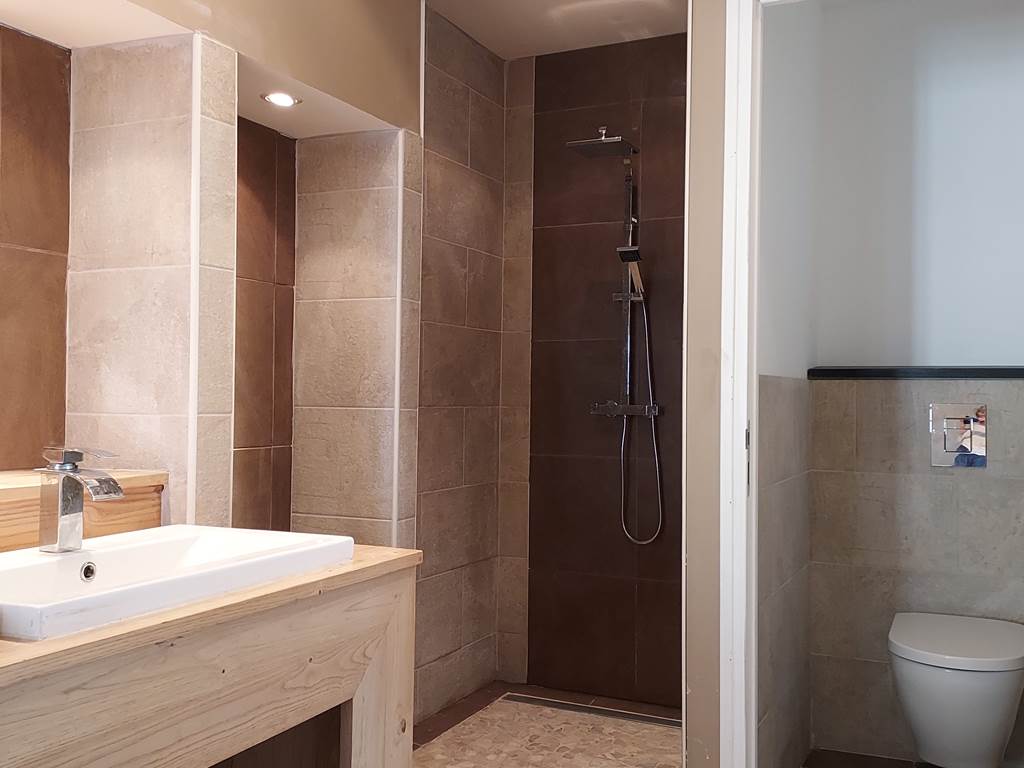 0 douche à l'italienne et toilettes