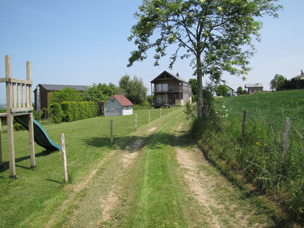 maison vue arrière de loin du jardin et jardin d'enfants