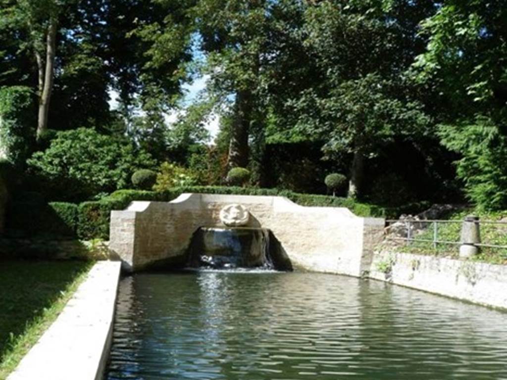 BUFFET D'EAU DEVANT L'ENTREE DU CHATEAU