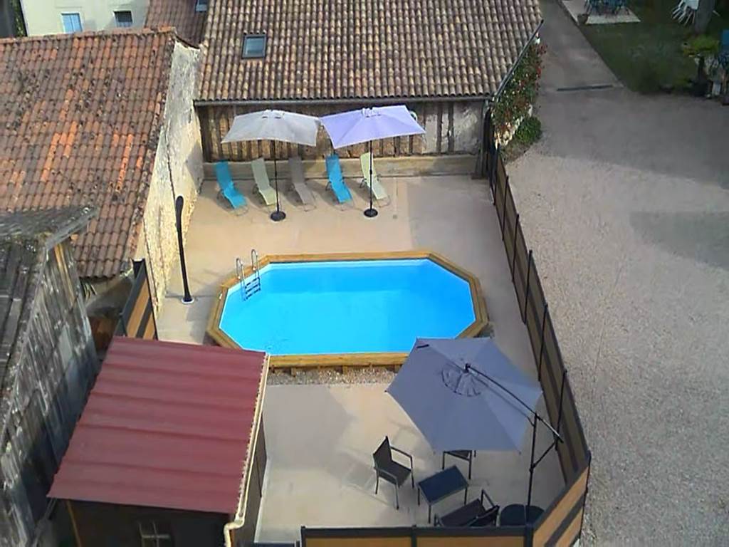 Piscine - transats - salon jardin - parasol