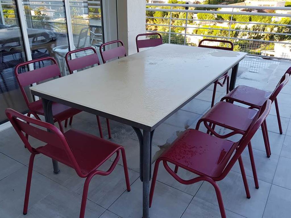 Table à manger sur terrasse proche piscine villa Super Cannes