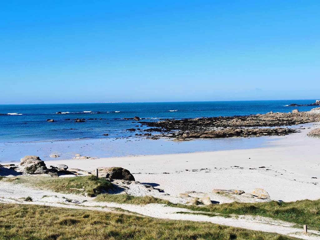 Depuis les Chalets de Kerescar à Plouarzel, l’île Ségal et le GR34 accessibles à 150 m invitent aux balades nature en Bretagne