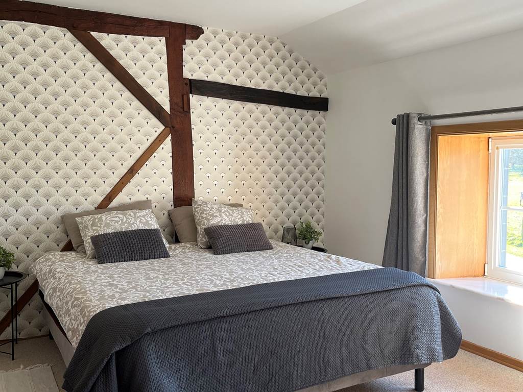chambre grise lit king size et 1 lit simple