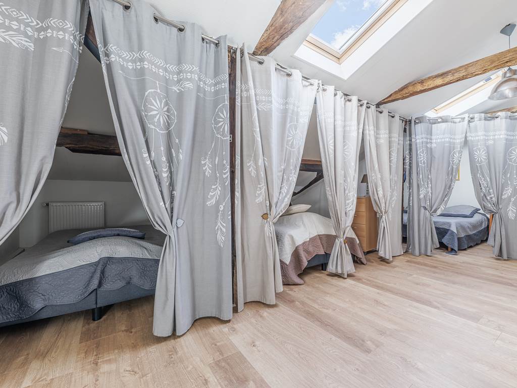 chambre dortoir 4 personnes à l'étage, climatisée, avec 2 lits en 120cm et 1 lit électrique en 140cm.