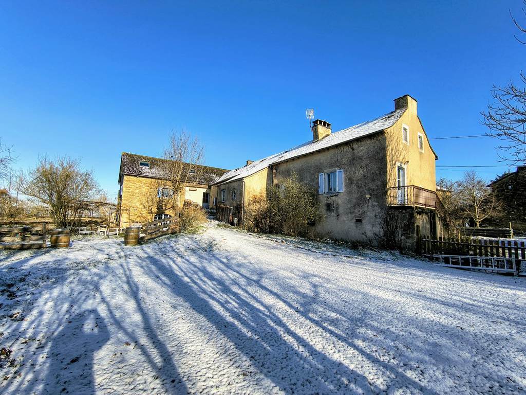 maison-hotes-saisonnee-exterieur-neige-hiver-centres-aveyron.jpg