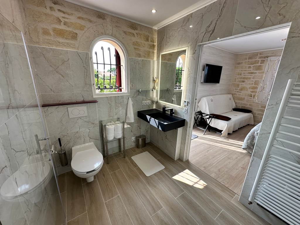 salle-de-bain-raphael-lavabo-toilettes-pmr_mas-des-anges_soussans-margaux_pmr-handicap_luxueuse