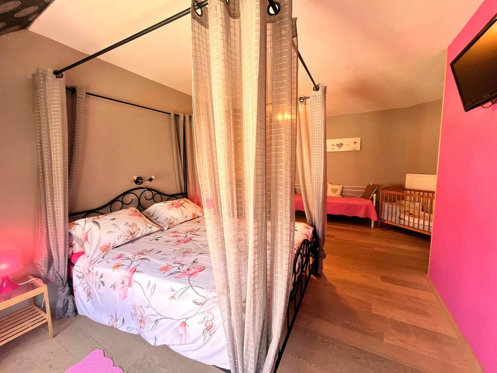 Cette grande chambre reçoit  parents, 2 adolescents, 1 bébé