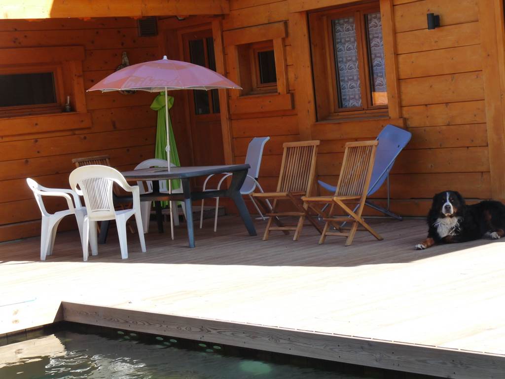 Possibilité d'utiliser le salon de jardin, qui se trouve sur la terrasse de la piscine, en été seulement.