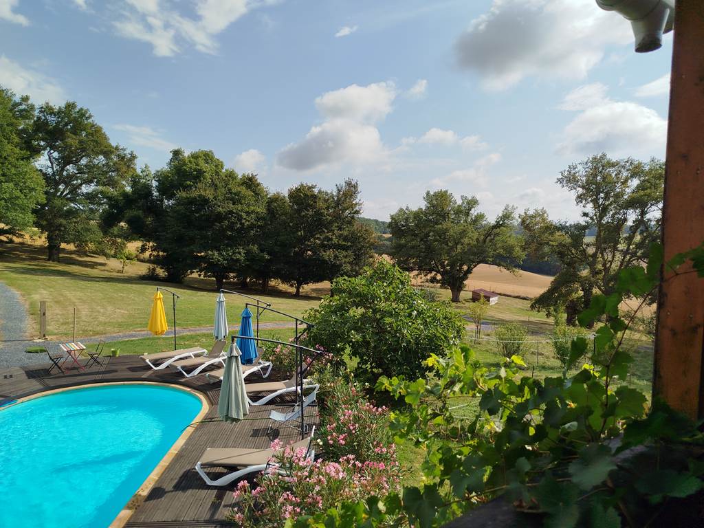 Vue sur le parc et la piscine