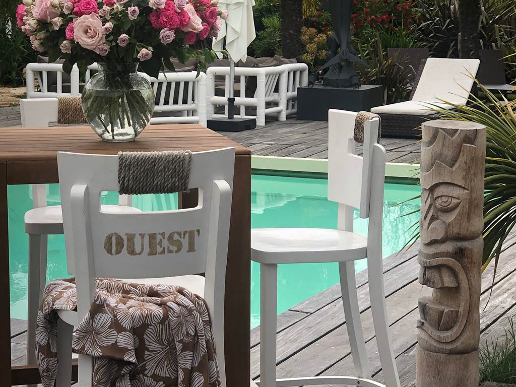 la terrasse autour de la piscine