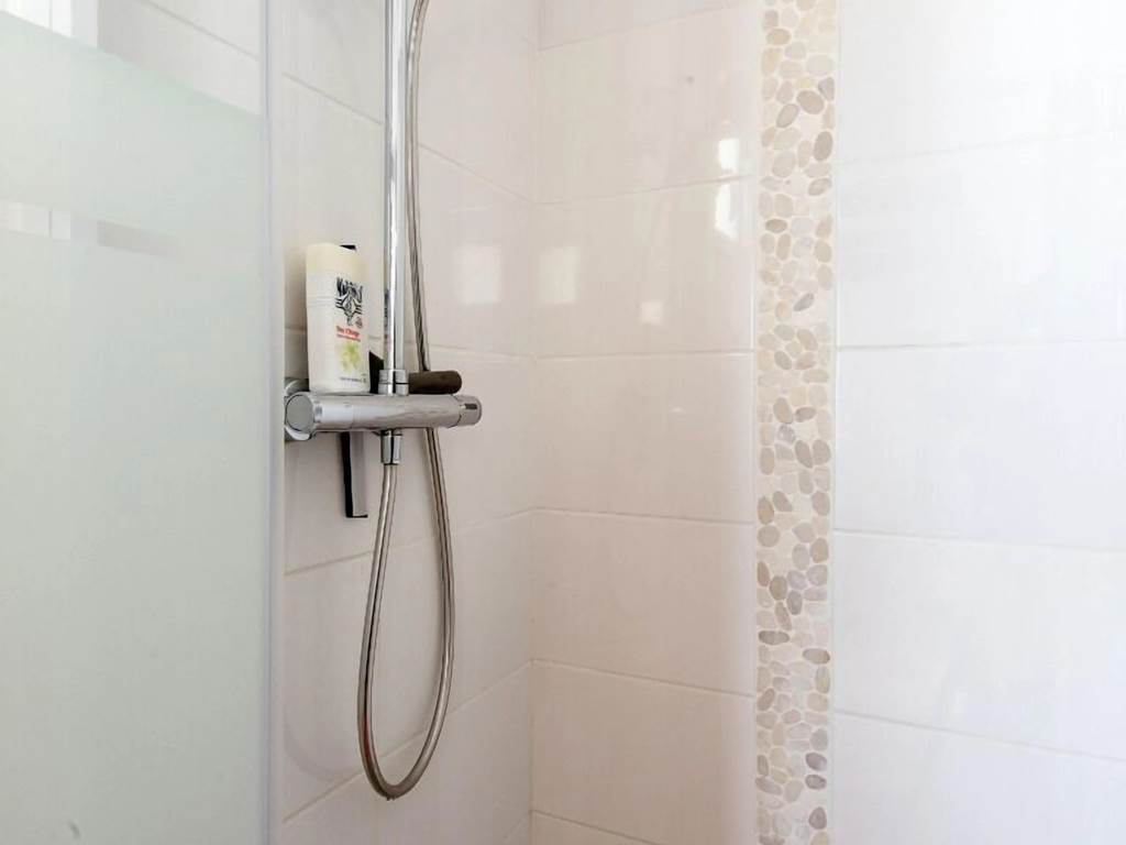 Douche éclairage naturel avec fenêtre oscillo battant
