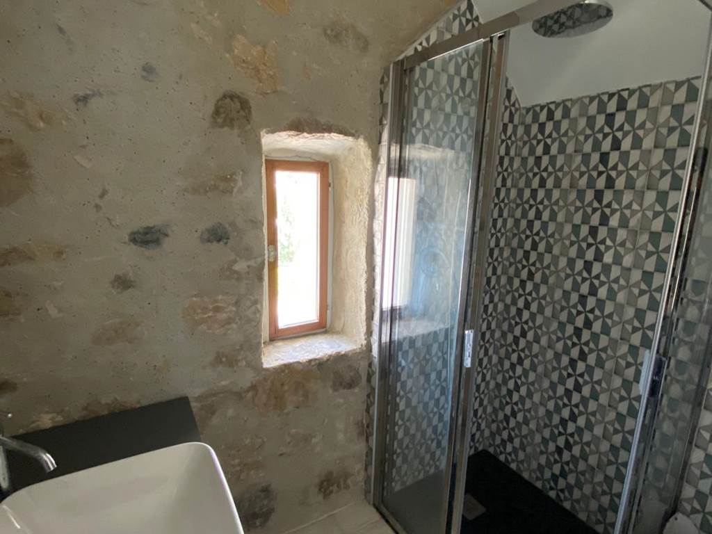 Au deuxième étage, une salle d'eau partagée à disposition des chambres en plus d'une salle de bain