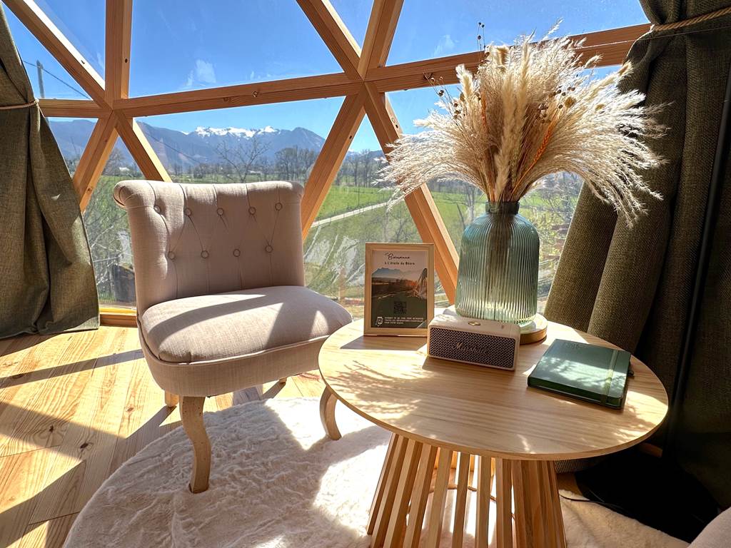 Salon cosy avec enceinte et sons de relaxation